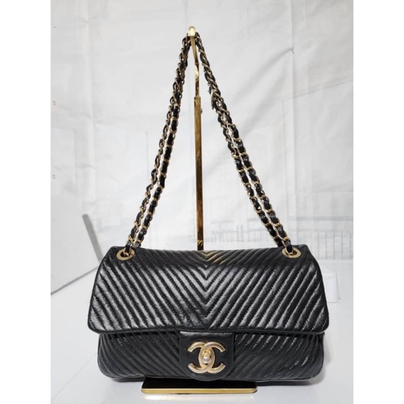 Authentic CHANEL Calfskin Chevron Quilted Medium Surpique Flap Shoulder Bag - Picture 1 of 16